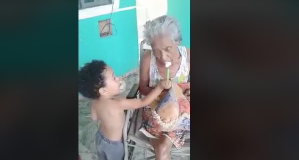 Bimbo imbocca la nonna sulla sedia a rotelle: che atto d’amore!