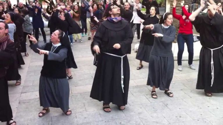 Concerto fuori dalla Chiesa, le suore si lasciano andare!