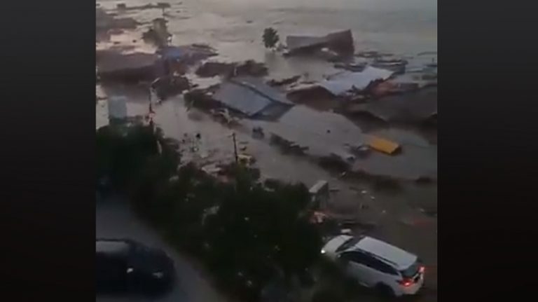 Indonesia, le immagini dello tsunami: decine di morti