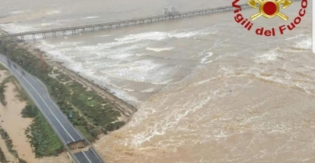 Maltempo Sardegna: crolla il ponte sulla 195