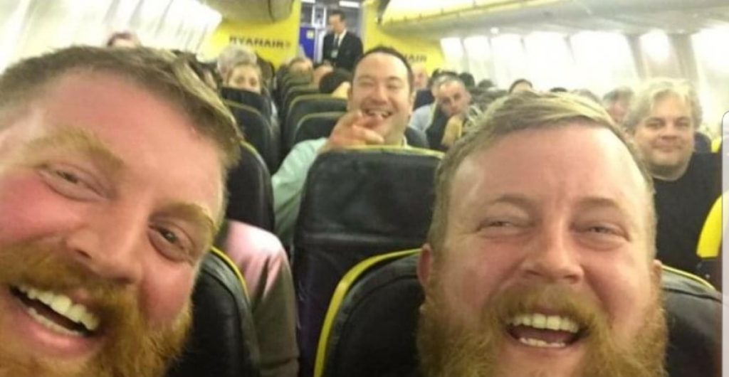 Regno Unito, sale su aereo e incontra il suo sosia: il selfie fa il giro del web