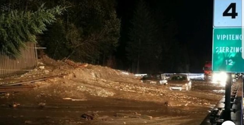 Frana sull’A22, due macchine bloccate da massi e fango vicino al Brennero: autostrada chiusa.