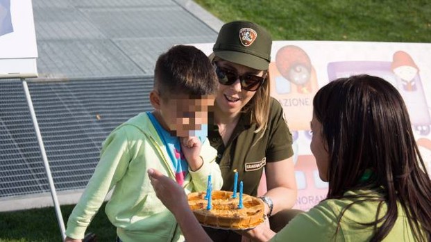 Bimbo autistico invita gli amichetti alla sua festa di compleanno ma riceve una brutta sopresa