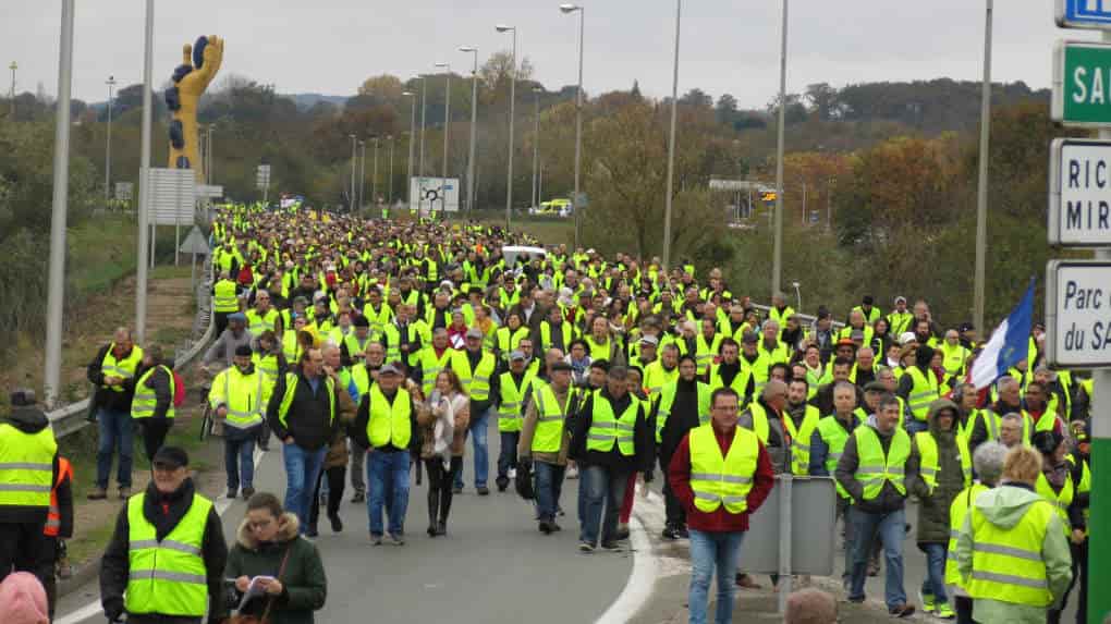 In Francia si mobilitano contro l’aumento del carburante eppure costa molto meno che in Italia