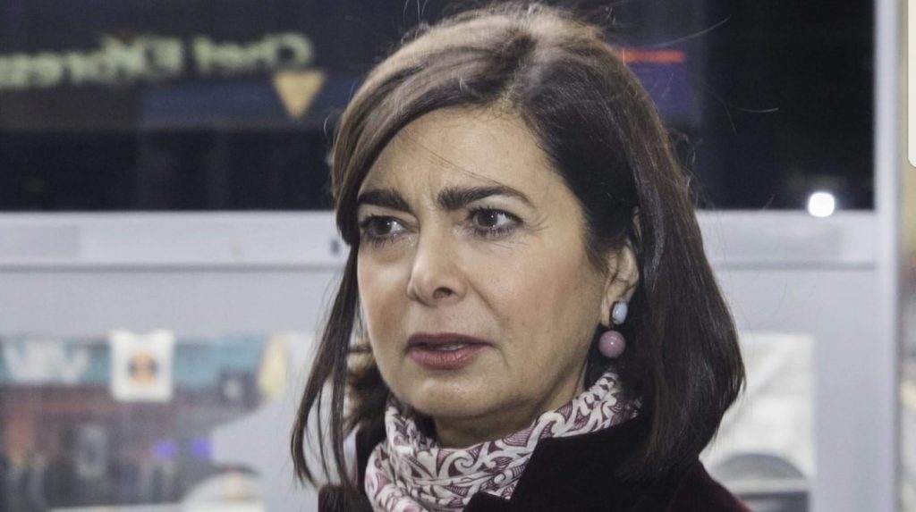 Laura Boldrini aggredita in aereo con lo slogan di Salvini: “Prima gli italiani, vergogna”