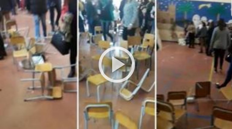 Rissa tra mamme alla recita di Natale, bimbi in lacrime fuggono da scuola-VIDEO