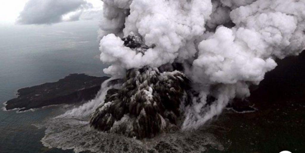 Nuova allerta Tsunami in Indonesia per l’eruzione del vulcano Krakatau: già 400 i m