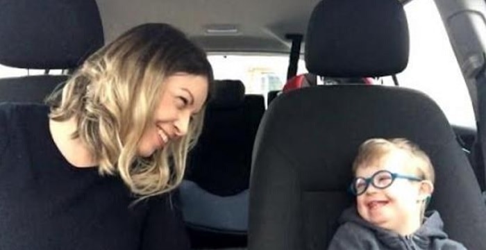 Il dolcissimo video delle mamme che cantano insieme ai loro bimbi affetti dalla sindrome di Down