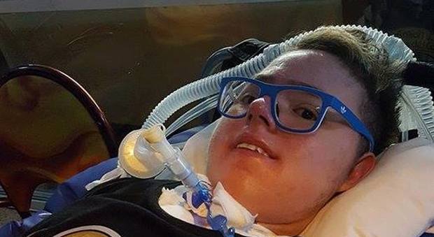 Disabile di 20 anni cerca amici, l’annuncio su Facebook: «Disposto a pagarli 7 euro l’ora»