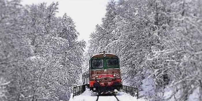 Un viaggio tra neve, borghi bellissimi e tanta natura. Ecco la Transiberiana d’Italia