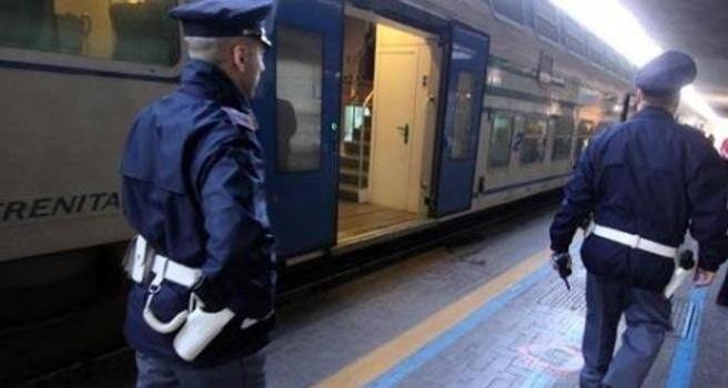 Rimprovera studenti sdraiati sui sedili del treno, massacrato di pugni: orbita e zigomo fratturati