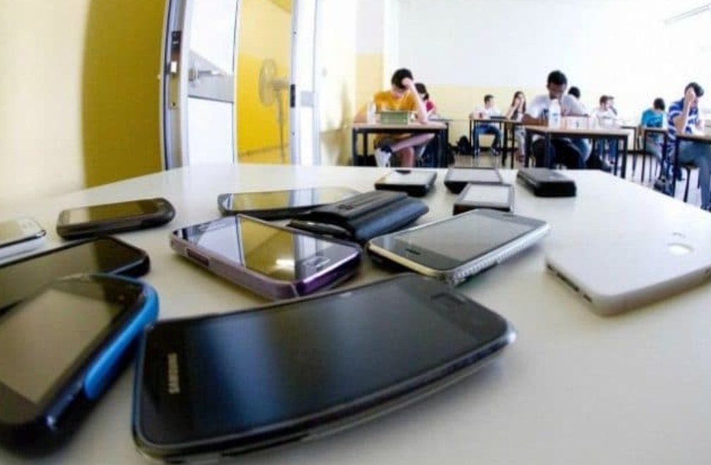 Addio al cellulare in classe: la proposta di legge per vietare l’uso del telefono a scuola