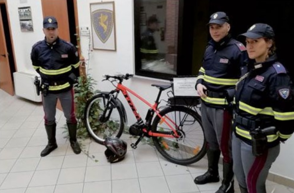 VIAGGIAVA SU BICI ELETTRICA TRUCCATA: MULTA DI 5.000 EURO 