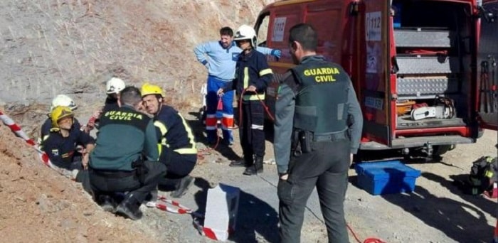 Bimbo caduto nel pozzo a Malaga: mancano 20 metri per raggiungere il fondo e recuperarlo