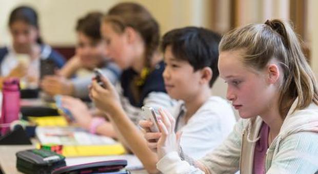 Telefonini vietati per gli alunni e i professori: rivoluzione in classe