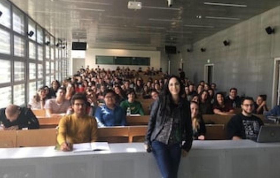 Prof si ammala di tumore. I suoi studenti raccolgono 300mila euro per aiutarla a curarsi