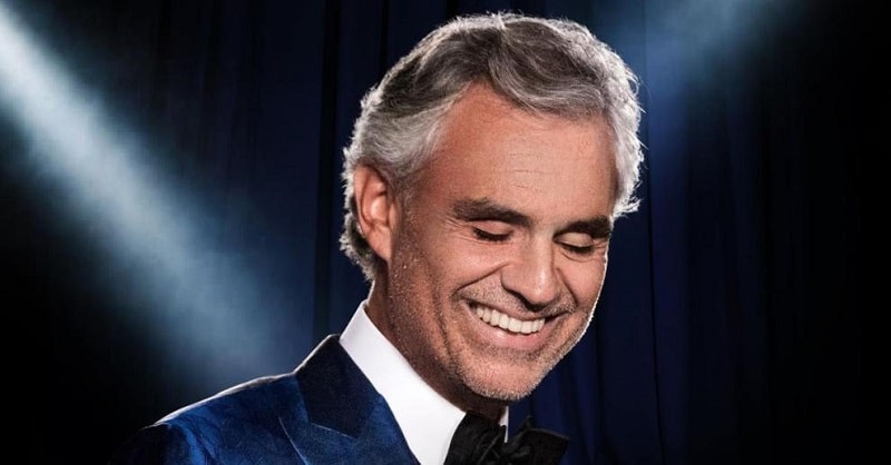 Bisio saluta con la mano Bocelli, la gaffe in diretta al Festival di Sanremo