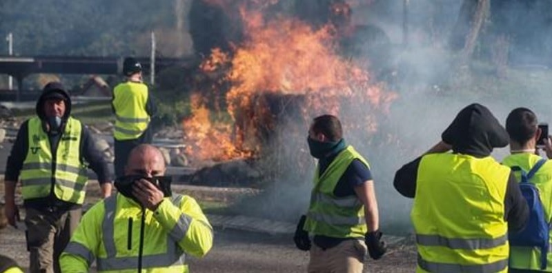 Gilet gialli all’attacco: “Abbiamo paramilitari pronti al golpe, vicini a guerra civile”