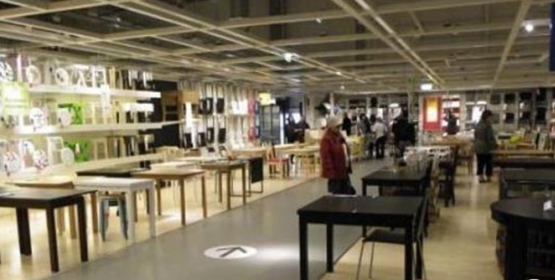 Crea un labirinto senza uscita con false frecce all’Ikea: la punizione