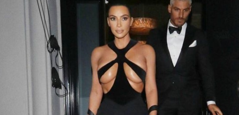 Tutta l’audacia di Kim Kardashian in un abito vintage (firmato Mugler)