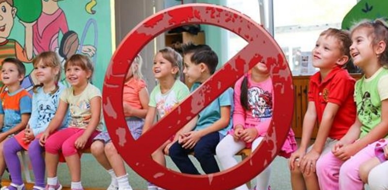 “Scuola materna bandisce girotondo, offende i bambini terrapiattisti”, i commenti sono memorabili