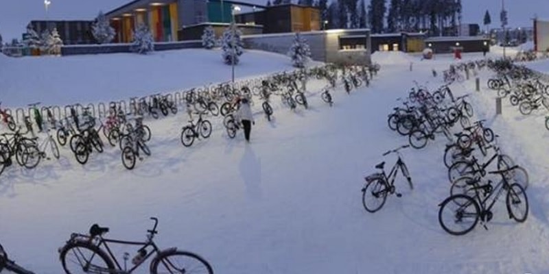 Neve e freddo ma gli studenti vanno a scuola in bicicletta a -17 gradi