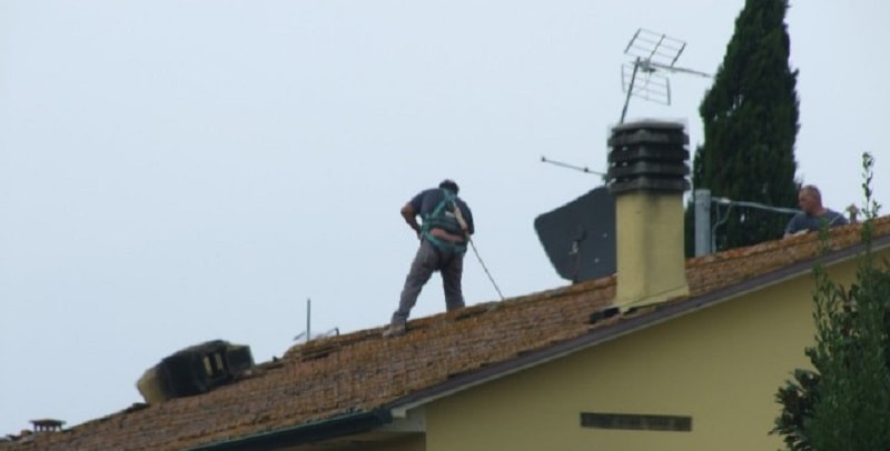 Cade dal tetto per un colpo di vento e schiaccia il figlio: morto 14enne