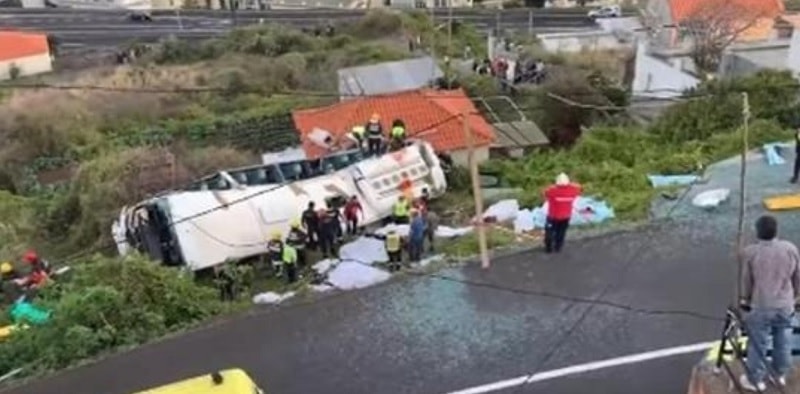 Bus si ribalta e precipita da una scogliera: “Almeno 28 morti, gli altri sono intrappolati”