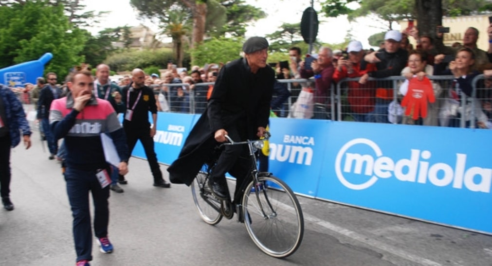 Giro d’Italia, Don Matteo taglia il traguardo. La foto diventa virale