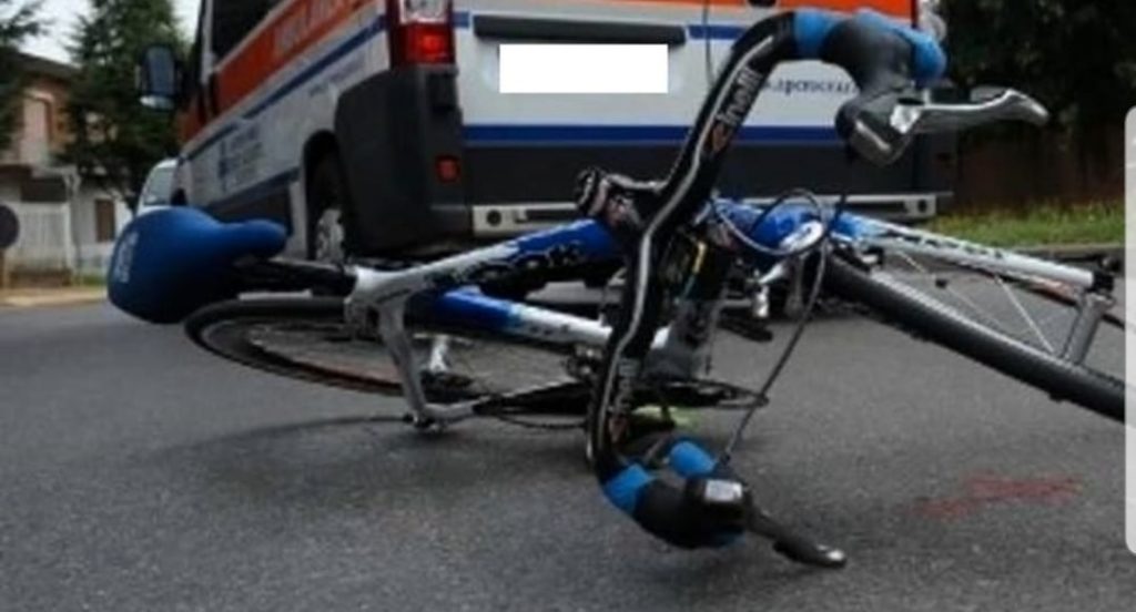 Camion investe e uccide un ciclista, passante gli ruba il portafoglio e preleva al bancomat