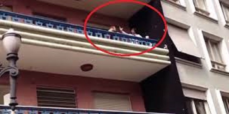 Palermo, nudi sul balcone: cadono e finiscono in ospedale