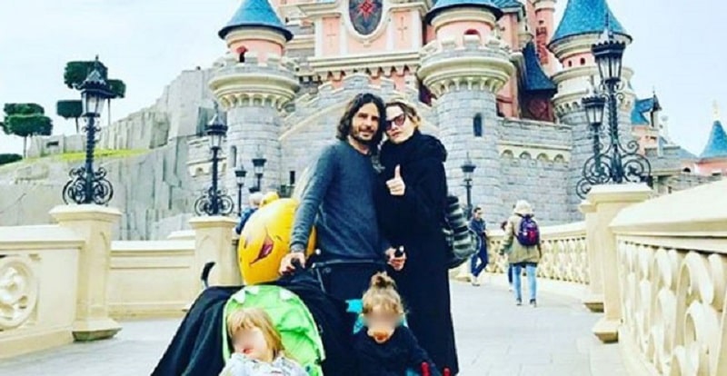 Laura Chiatti e Marco Bocci a Disneyland con i figli scrivono: “Fatica Vera”. E’ polemica sui social