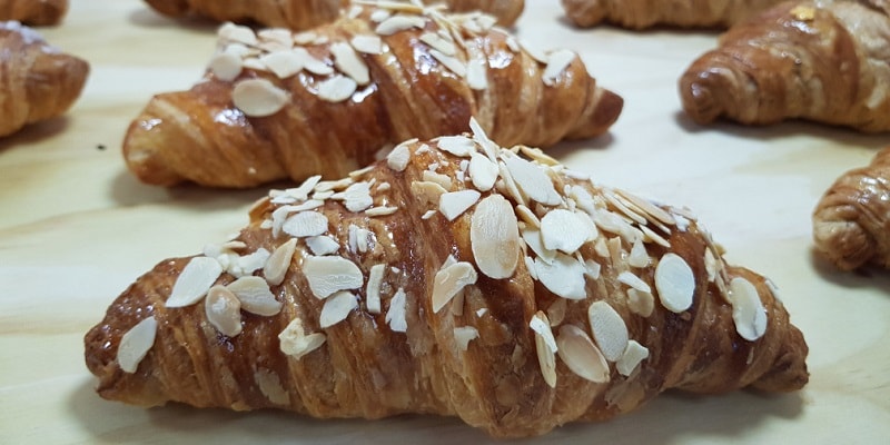 Va in pasticceria e minaccia i titolari: “Basta con questi cornetti, li odio”