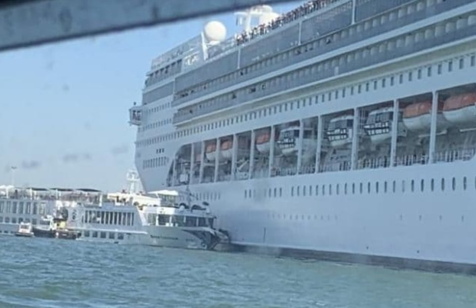 Nave da crociera MSC colpisce battello turistico nel canale: ci sarebbero feriti. [VIDEO]