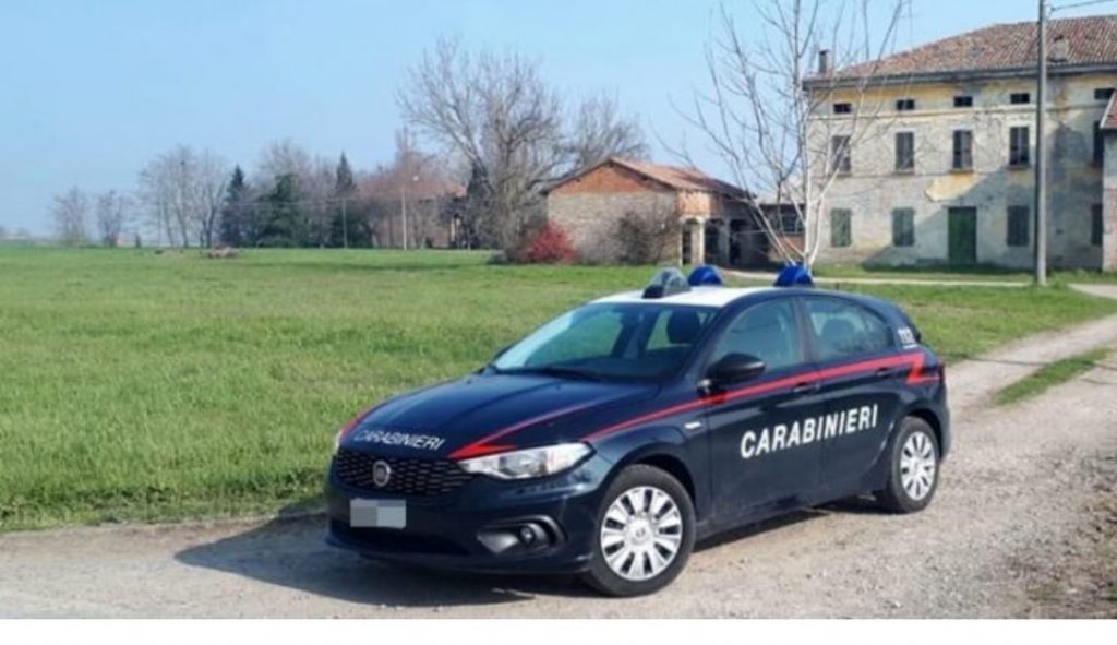 Chiama i carabinieri per un’auto sospetta sotto casa: ma era il figlio appartato con la ragazza