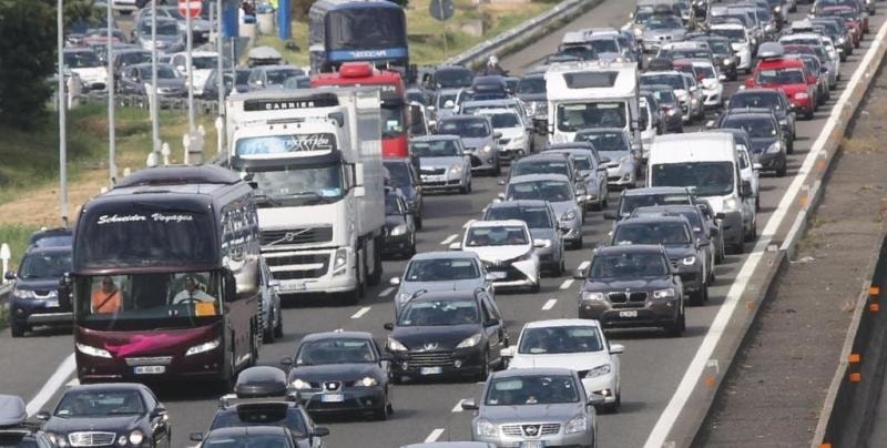 Decine di chilometri di code, malori e svenimenti: tutti bloccati in autostrada