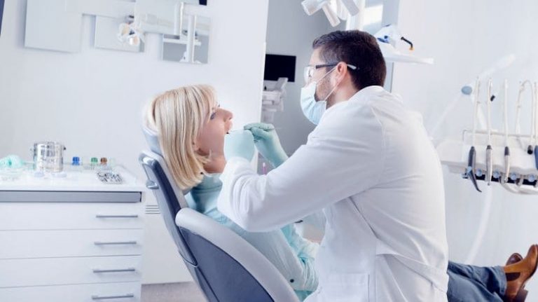 Insensibile ai rapporti orali per colpa del dentista, lo cita in tribunale