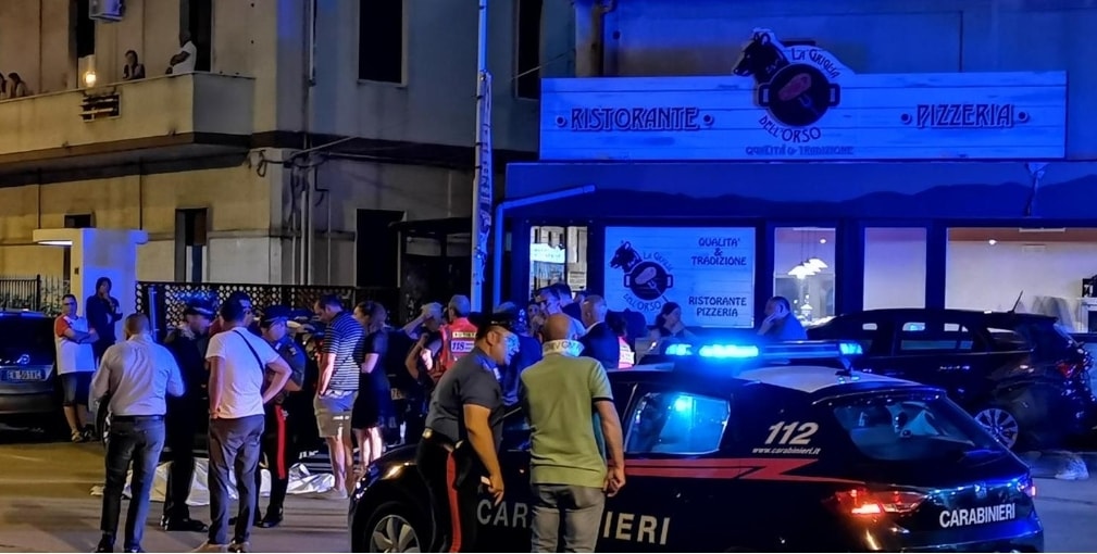 Omicidio in strada a Pescara: uomo ucciso a mani nude da un giovane in fuga