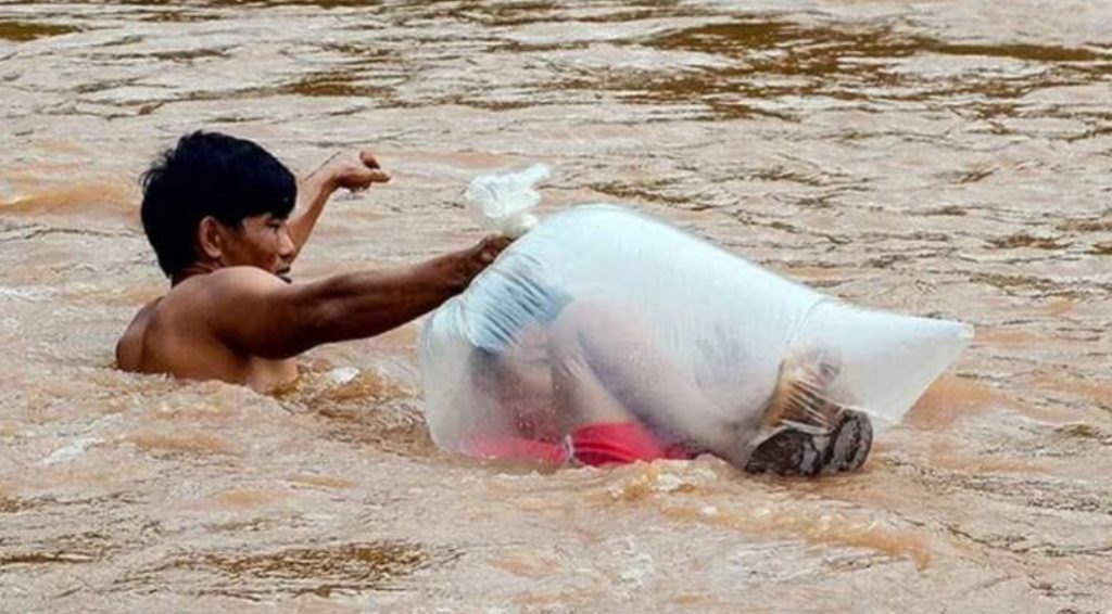 Bambini in sacchetti di plastica per attraversare il fiume e andare a scuola [VIDEO]