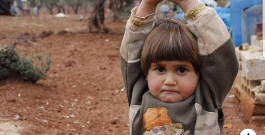 Siria, la bimba scambia la fotocamera per un’arma e si ‘arrende’ al fotografo