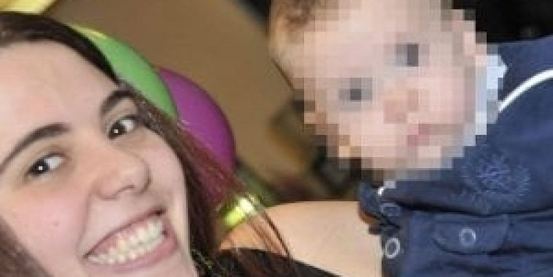 Bimbo picchiato a morte, i genitori si scambiavano sui cellulari le foto delle botte date al bimbo