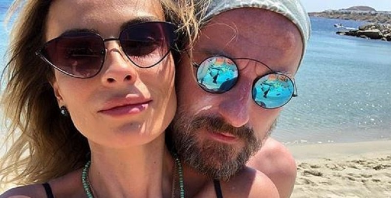 ‘Ha il corpo deformato’, la moglie di Facchinetti in costume ma sui social notano qualcosa (Foto)