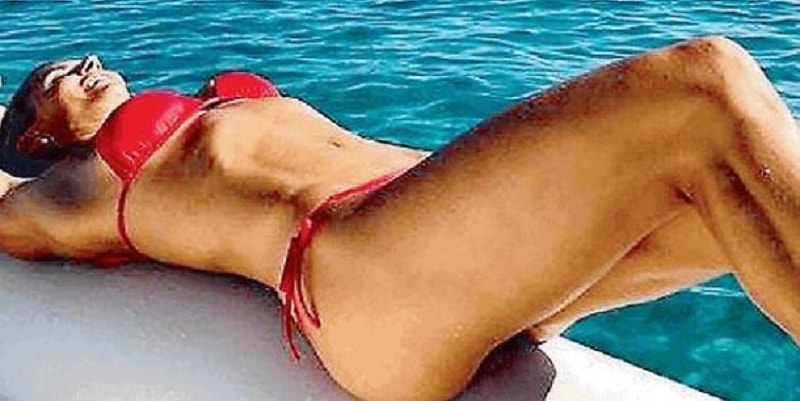 Martina Colombari, 44 anni e non sentirli: bikini da urlo (Foto)