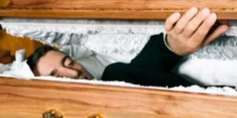 Dichiarato morto a 20 anni, il giorno dopo si sveglia e trova  la famiglia che gli sta organizzando il funerale