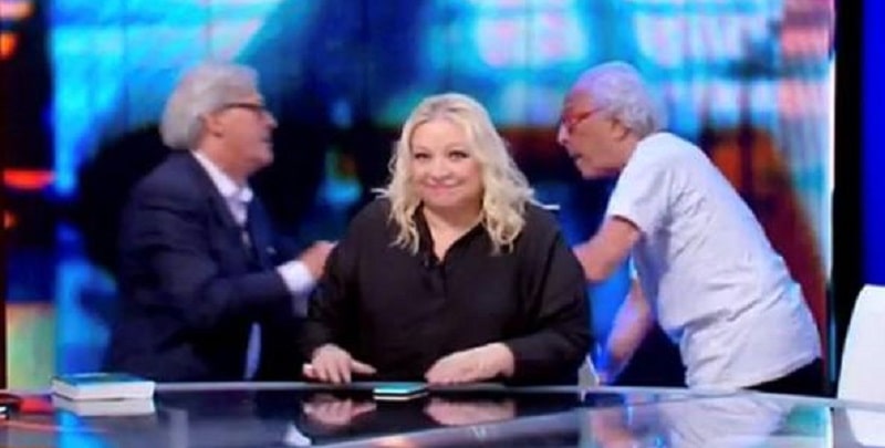 Rissa in diretta tra Sgarbi e Mughini: spinte, insulti e sediate