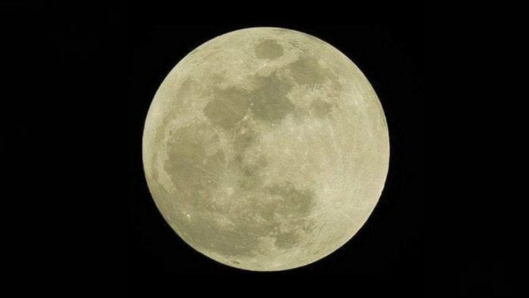 Ferragosto, La Luna Storione splende piena nel cielo: come goderci lo spettacolo