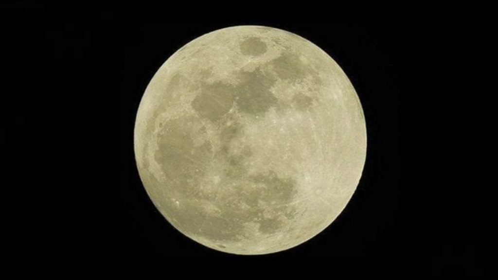 Ferragosto, La Luna Storione splende piena nel cielo: come goderci lo spettacolo