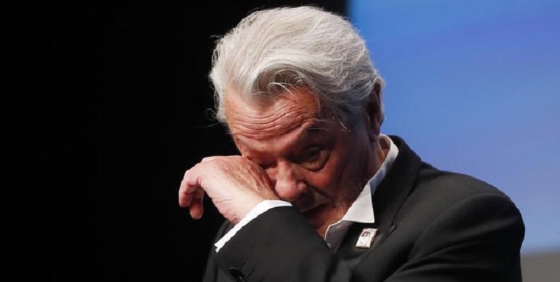 Alain Delon colpito da ictus ed emorragia cerebrale: riposa in Svizzera