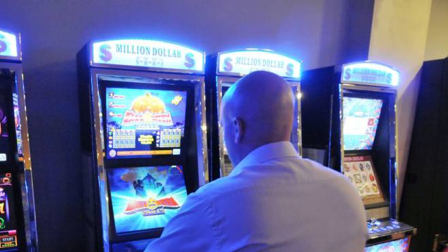 Filippino perde ai video poker: decapita la tabaccaia