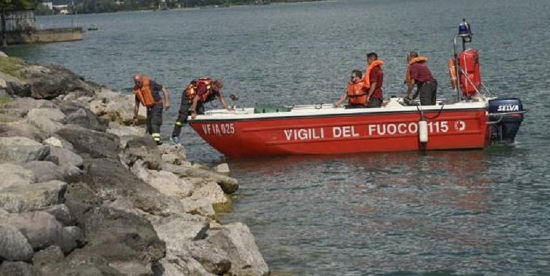 Non sa nuotare ma si tuffa nel lago per aiutare il fratello: ragazzi di 16 e 17 anni muoiono annegati